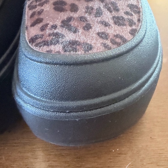CROCS LEOPARD PRINT PLATFORM SHOES (WORN ONCE) - Picture 3 of 10